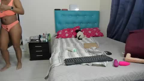 megan        online show from 03-11-25, 03:05