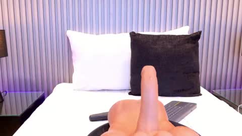 Snapshot of meganreed_ chatting on 05-01-26, 10:47 Megan online show from 05-01-26, 10:47