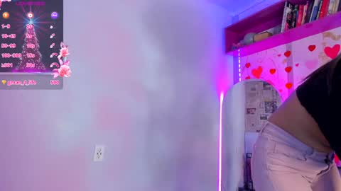 Snapshot of meganthompsonn chatting on 02-07-25, 04:27 Megan online show from 02-07-25, 04:27
