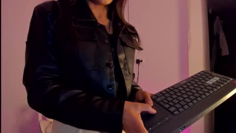 Snapshot of meganthompsonn chatting on 09-17-25, 03:30 Megan online show from 09-17-25, 03:30