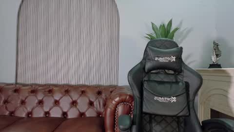 Snapshot of meggan_luxx chatting on 07-14-26, 11:05 MEGGAN LUXX online show from 07-14-26, 11:05