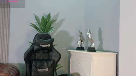 Snapshot of meggan_luxx chatting on 07-17-26, 11:06 MEGGAN LUXX online show from 07-17-26, 11:06