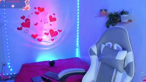 Snapshot of meggan_millerr chatting on 06-19-26, 01:54 online show from 06-19-26, 01:54