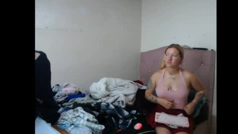 Snapshot of meizquin_lucifer chatting on 04-06-26, 07:15 Meizquin and Lucifer online show from 04-06-26, 07:15