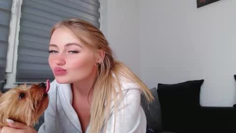 Snapshot of melani_a chatting on 09-19-25, 11:33 Melania online show from 09-19-25, 11:33