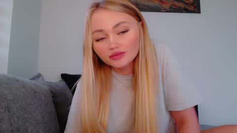 Snapshot of melani_a chatting on 11-04-25, 12:37 Melania online show from 11-04-25, 12:37