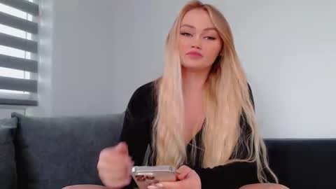 Snapshot of melani_a chatting on 11-13-25, 11:42 Melania online show from 11-13-25, 11:42