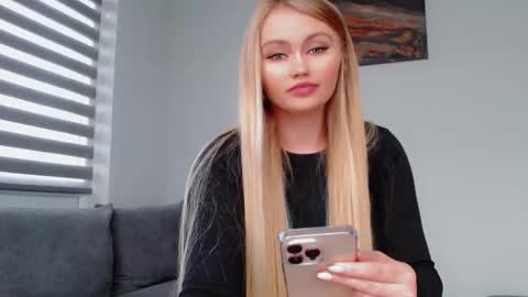 Snapshot of melani_a chatting on 11-14-25, 10:58 Melania online show from 11-14-25, 10:58