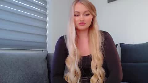 Snapshot of melani_a chatting on 11-22-25, 11:42 Melania online show from 11-22-25, 11:42