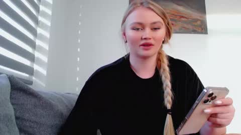 Snapshot of melani_a chatting on 01-19-26, 12:31 Melania online show from 01-19-26, 12:31