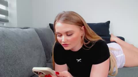 Snapshot of melani_a chatting on 02-18-26, 11:50 Melania online show from 02-18-26, 11:50