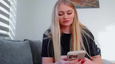 Snapshot of melani_a chatting on 02-20-26, 12:16 Melania online show from 02-20-26, 12:16