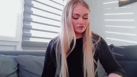 Snapshot of melani_a chatting on 02-22-26, 02:15 Melania online show from 02-22-26, 02:15