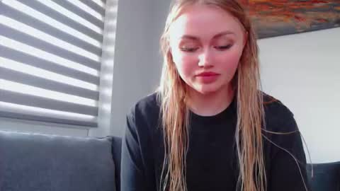 Snapshot of melani_a chatting on 03-10-26, 03:39 Melania online show from 03-10-26, 03:39