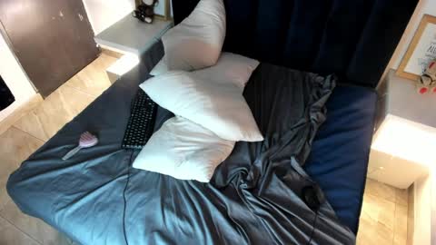 Melanie roux  online show from 04-02-26, 01:47