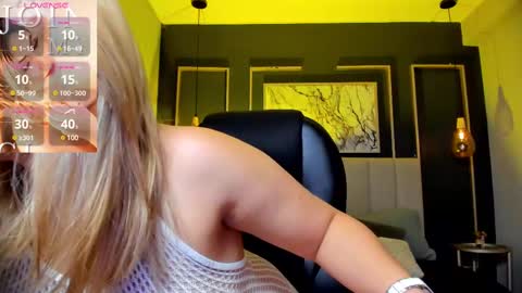 Snapshot of melanie_silver_ chatting on 03-07-25, 10:10 Melanie online show from 03-07-25, 10:10