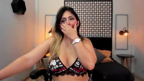 Snapshot of melanie_silver_ chatting on 10-17-25, 02:19 Melanie online show from 10-17-25, 02:19