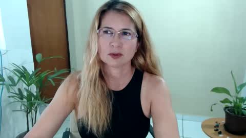 Snapshot of melindasix chatting on 04-03-26, 12:08 Melinda online show from 04-03-26, 12:08