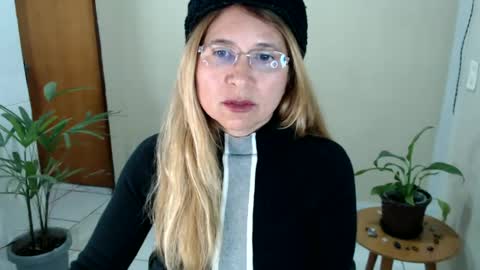Snapshot of melindasix chatting on 06-09-26, 10:54 Melinda online show from 06-09-26, 10:54