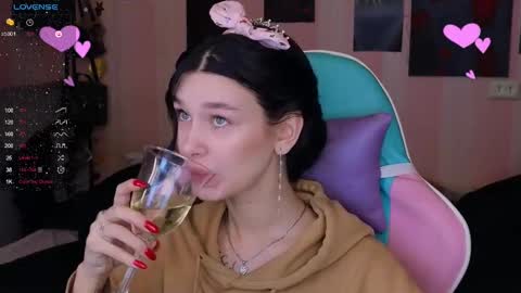 Snapshot of mella_freya chatting on 01-27-25, 08:17 Freya  IM NONUDE online show from 01-27-25, 08:17