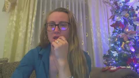 Snapshot of melly_rosey chatting on 12-08-24, 03:02 Melly online show from 12-08-24, 03:02