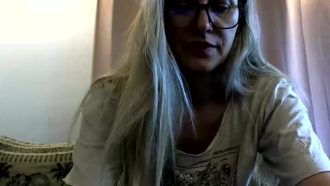 Snapshot of melly_rosey chatting on 05-28-26, 07:05 Melly online show from 05-28-26, 07:05
