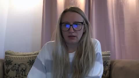 Snapshot of melly_rosey chatting on 05-30-26, 06:21 Melly online show from 05-30-26, 06:21