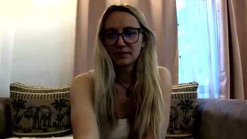 Snapshot of melly_rosey chatting on 06-09-26, 06:14 Melly online show from 06-09-26, 06:14
