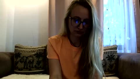 Snapshot of melly_rosey chatting on 06-10-26, 06:45 Melly online show from 06-10-26, 06:45