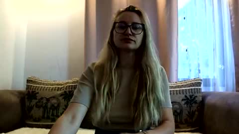 Snapshot of melly_rosey chatting on 06-11-26, 06:00 Melly online show from 06-11-26, 06:00