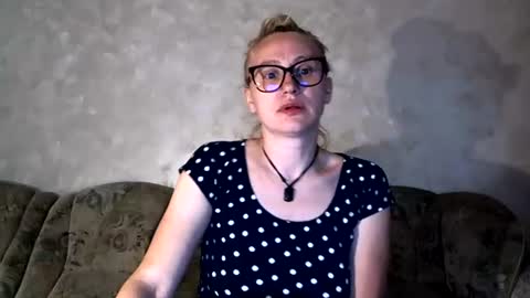 Snapshot of melly_rosey chatting on 06-14-26, 01:35 Melly online show from 06-14-26, 01:35