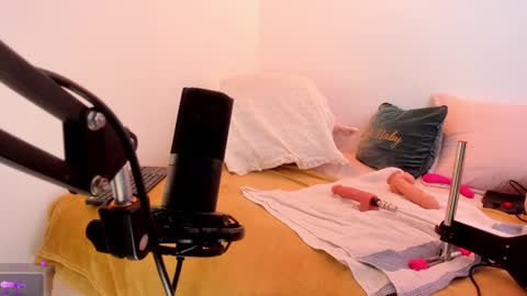 Snapshot of melody_bonnie22 chatting on 02-08-25, 03:10 Leslie online show from 02-08-25, 03:10