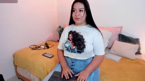 Snapshot of melody_bonnie22 chatting on 02-13-25, 12:11 Leslie online show from 02-13-25, 12:11