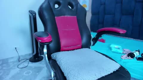 Snapshot of melody_megann chatting on 03-01-25, 10:53 Melody online show from 03-01-25, 10:53