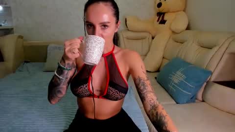 Snapshot of melodyhewit chatting on 01-14-25, 07:00 Masha online show from 01-14-25, 07:00