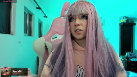 Snapshot of meowmelf chatting on 12-13-25, 10:15 meowmelf online show from 12-13-25, 10:15