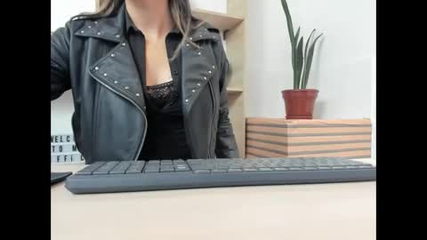 Snapshot of merlinaadams_ chatting on 09-30-25, 02:44 Merlina online show from 09-30-25, 02:44