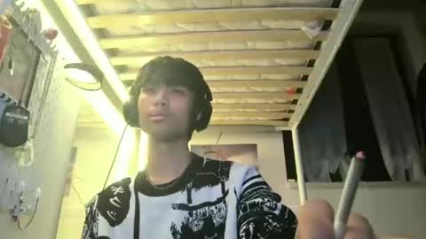 Snapshot of mhhhniceass chatting on 02-25-25, 12:14 hyde online show from 02-25-25, 12:14