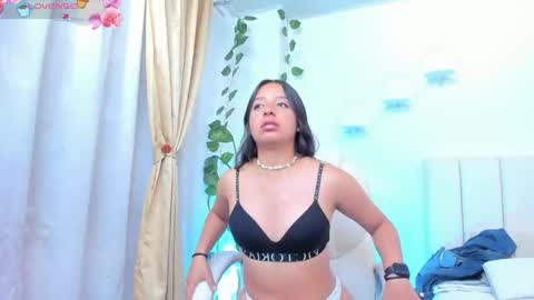 Snapshot of mia18___ chatting on 05-19-26, 09:21 Mia online show from 05-19-26, 09:21