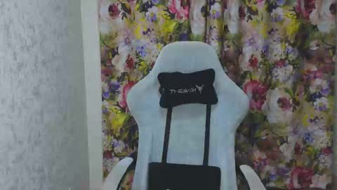 Mia online show from 11-28-25, 10:01