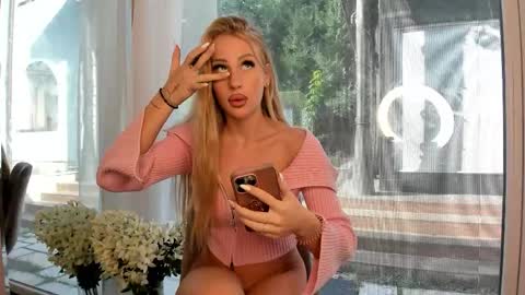 Mia  Milan online show from 10-22-25, 08:14