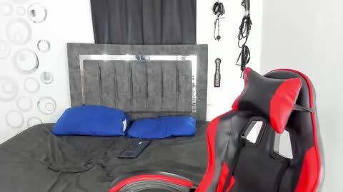 Mia and Kenai online show from 11-25-25, 12:27