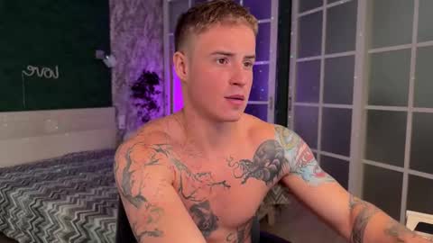 Snapshot of mia_andre chatting on 11-04-25, 08:46 Andre and Mia online show from 11-04-25, 08:46