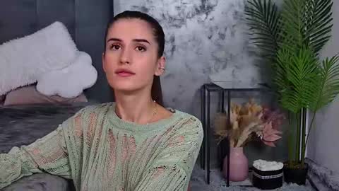 Freya Allen online show from 10-19-25, 08:31