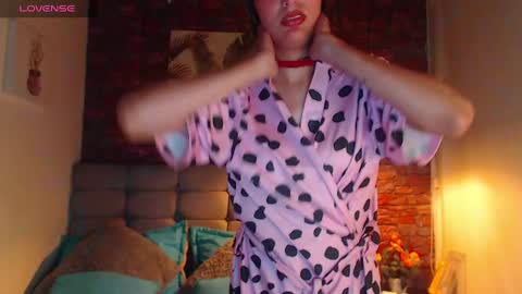 Snapshot of mia_collens_ chatting on 01-06-25, 01:42 MIA online show from 01-06-25, 01:42