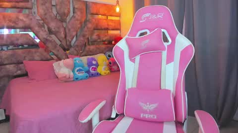 Mia online show from 01-05-25, 02:49