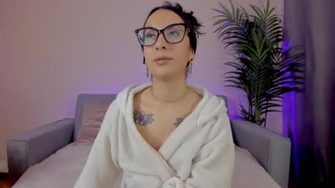 Snapshot of mia_daniellshot chatting on 04-23-26, 01:02 Sarah Luna online show from 04-23-26, 01:02