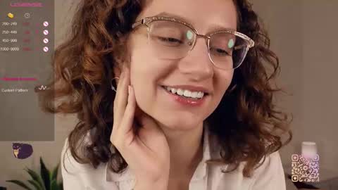 Snapshot of mia_frizz chatting on 09-23-25, 04:10 Mia online show from 09-23-25, 04:10