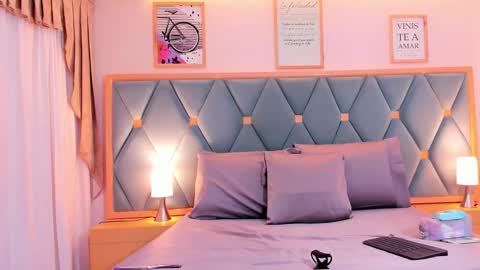 Snapshot of mia_littledoll chatting on 11-17-25, 04:18 Mia online show from 11-17-25, 04:18