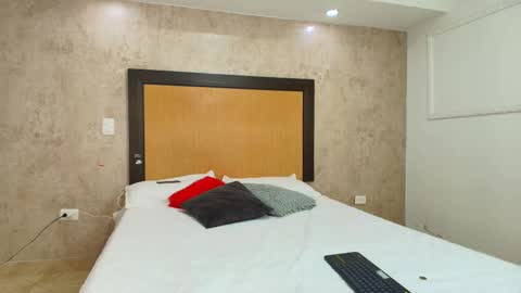 MIALOPEZ      .     Y      .      online show from 03-04-25, 07:22